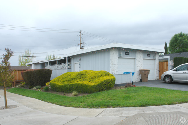 Primary Photo - 6393-6395 Bollinger Rd