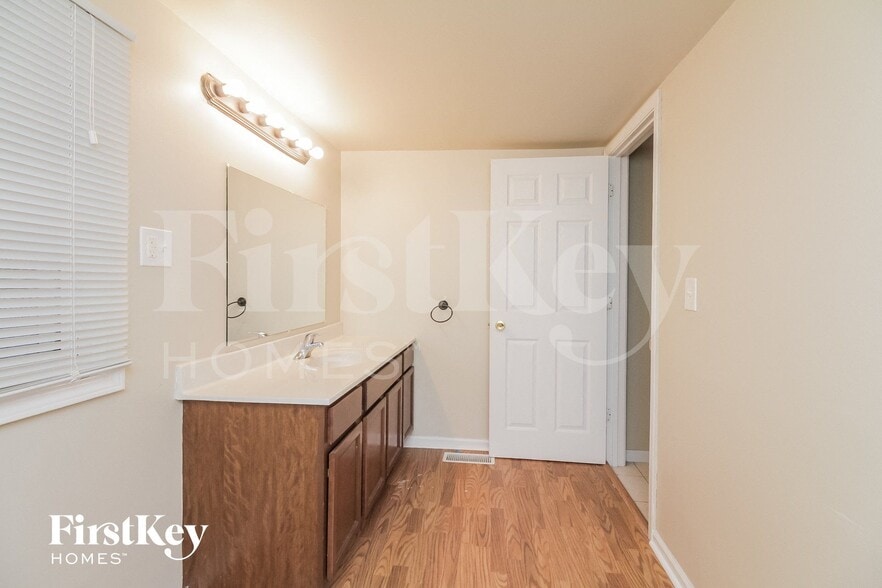 Building Photo - 1369 Hinman St