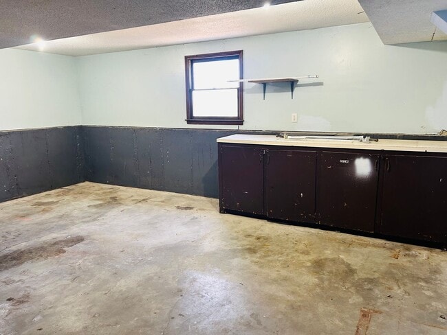 Building Photo - MOVE IN SPECIAL - 1/2 Off Move in Rent