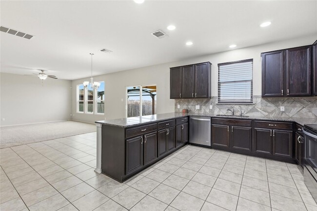 Building Photo - 605 Saul St