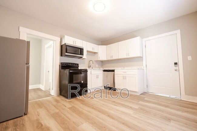 Building Photo - 358 1/2 Saint Clair Ave