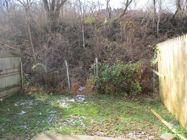 Building Photo - 3BR Townhome in Northampton School District