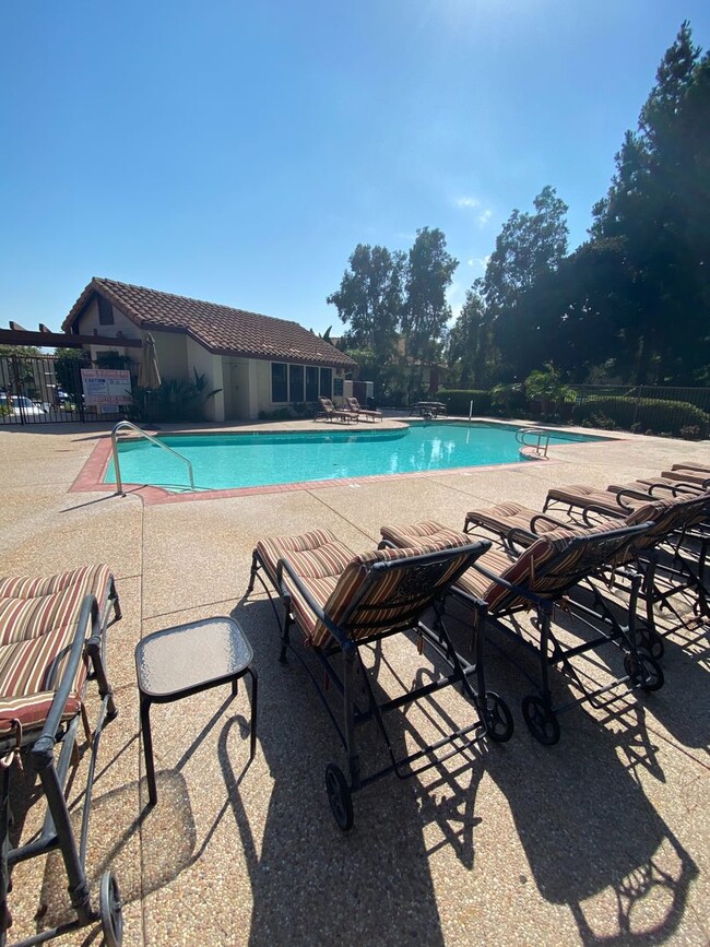 Building Photo - 1 Bed/1 Bath Upper Unit Condo at Del Mar V...