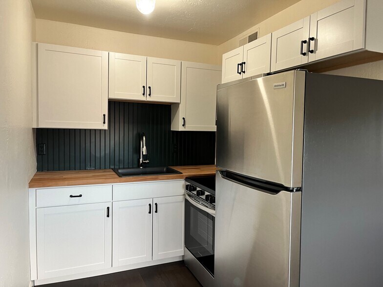 Kitchen w/ new appliances - 6623 S 32nd St