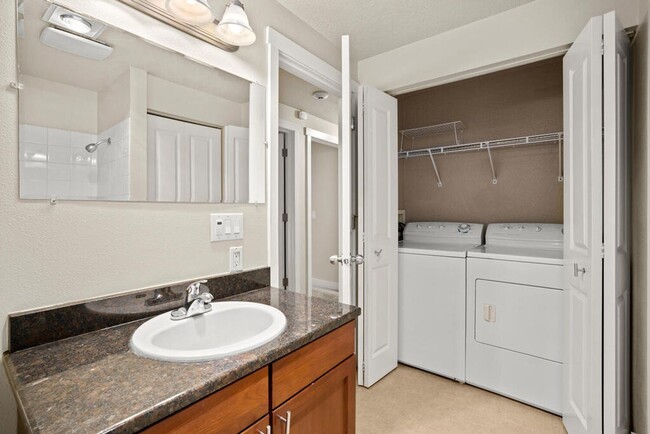 Building Photo - Stunning 2 Bedroom 1 Bathroom CONDO with B...