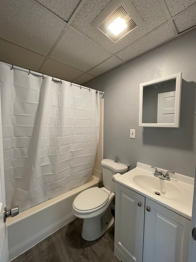 Building Photo - Second floor 4 Bedroom 1 Bathroom Two Stor...
