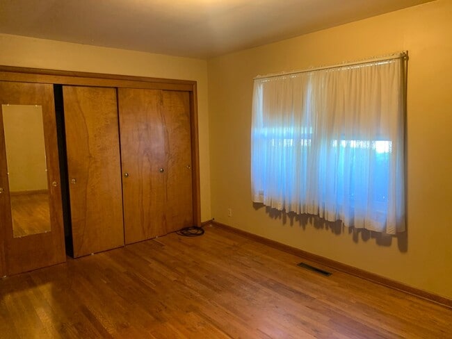 Building Photo - 3 bedroom, 1.5 Bath Home located near Skyv...