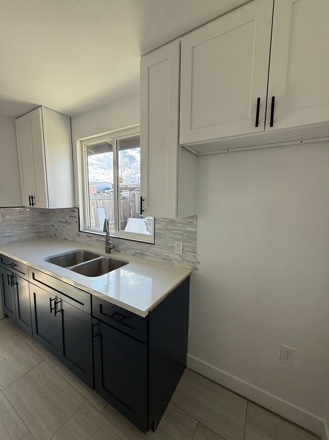 Building Photo - Beautifully Refurbished 2 Bedroom, 1 Bath Apartment
