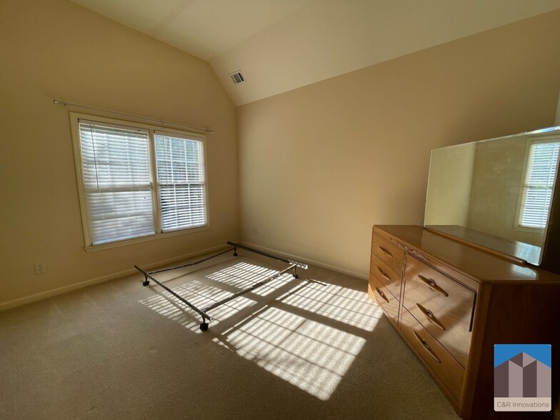 Building Photo - 1377 Greencrest Ct