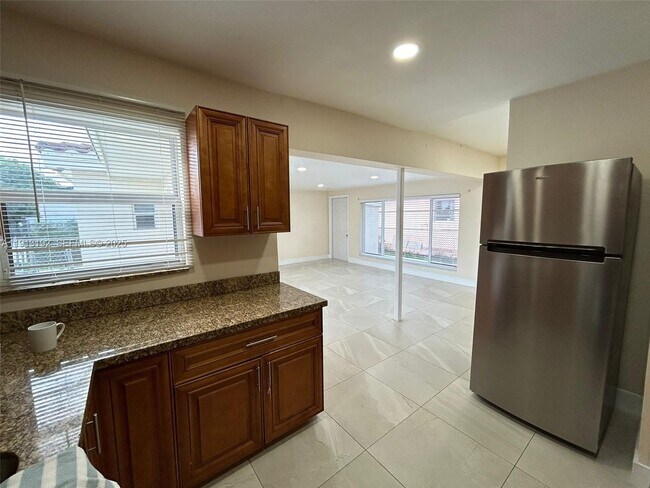 Building Photo - 610 E 8th Ave