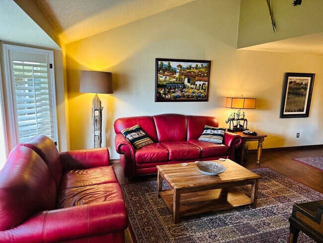 Building Photo - Beautiful Custom Newly Remodeled Home