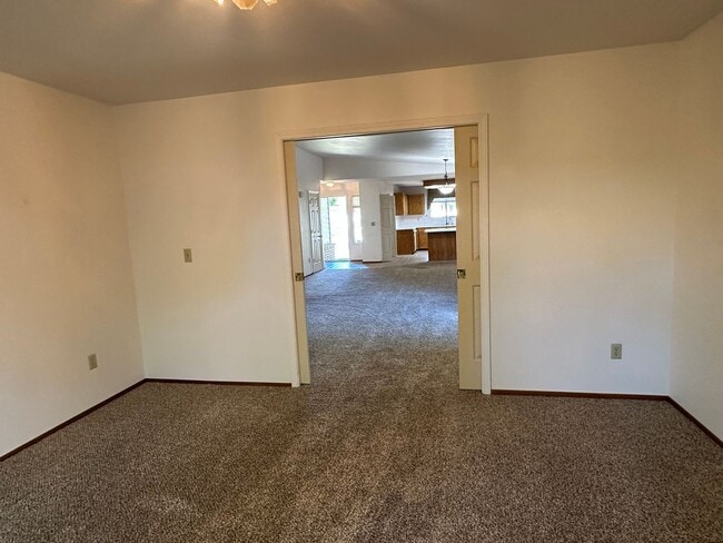 Building Photo - Beautiful 55+ home in Paris Park!
