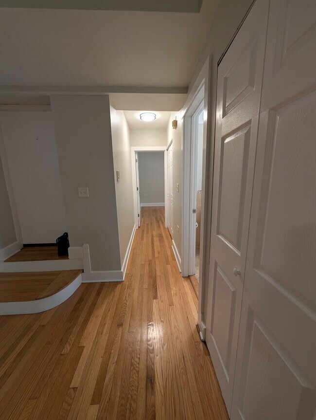 Building Photo - Rehabbed and Spacious Lakeview One Bedroom...