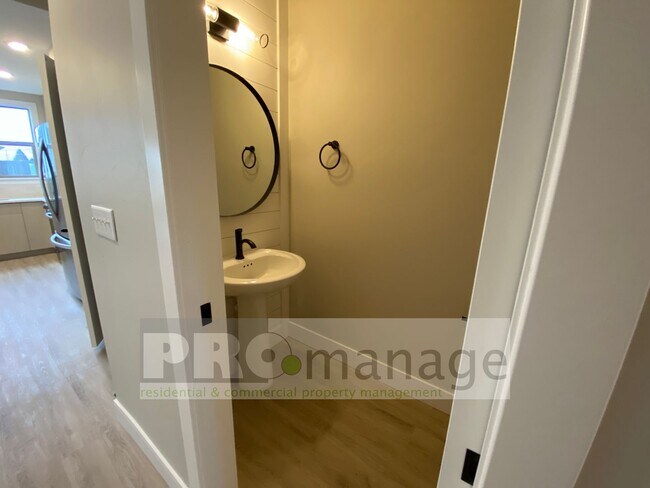 Building Photo - Townhouse with 3 bedrooms / 2 bathrooms in...