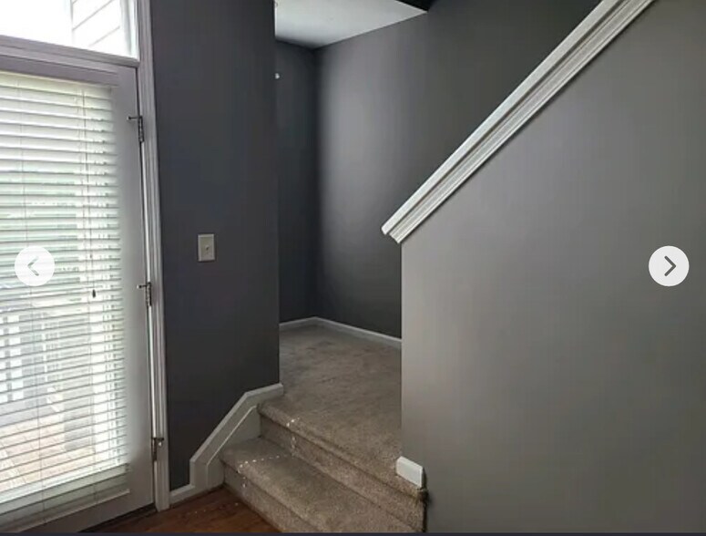 Reading/desk nook - 107 Forest Ridge Rd