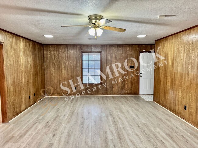 Building Photo - Spacious 3/2 in Lorena