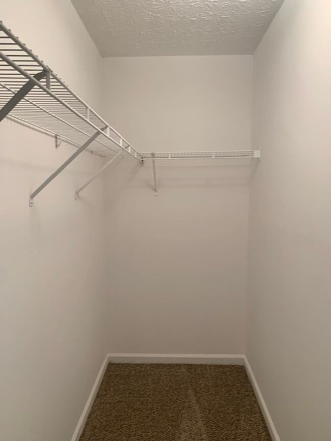 Building Photo - Charming 3 BR / 2 BATH Ranch!!