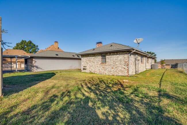 Building Photo - Beautiful 3-Bed, 2.5-Bath Home in Garland – Spacious Layout & Fantastic Amenities!