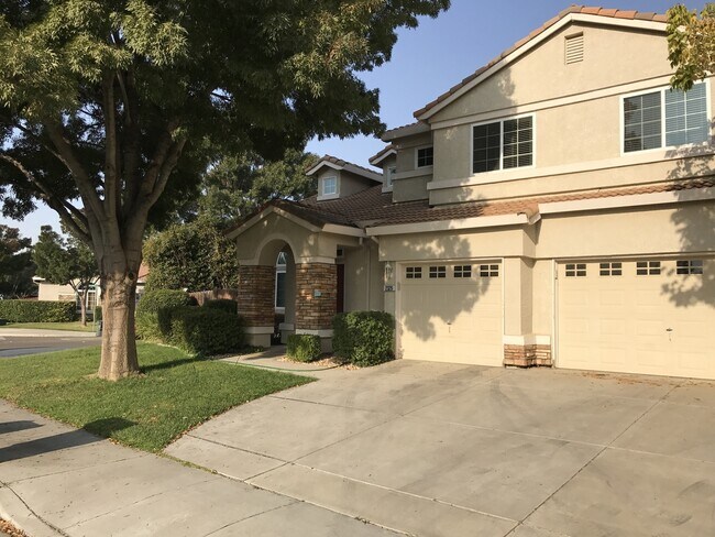 Building Photo - Beautiful 4 Bedroom, 2.5 Bath Master BR downstairs Tracy Home
