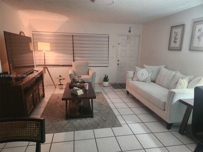 Building Photo - 809 Twin Lakes Dr