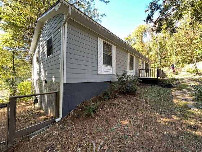 Building Photo - Kenilworth - Adorable 2 Bedroom House