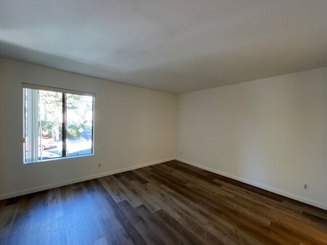 Building Photo - SHERMAN OAKS!!!: FANTASTIC 2 BEDROOM + 1 1...