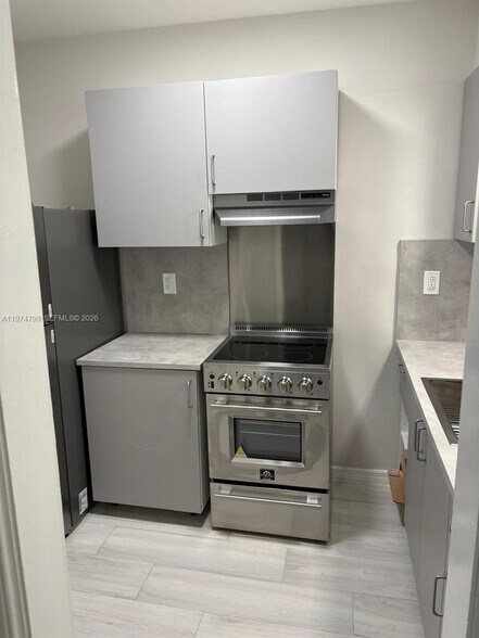 Building Photo - 510 Santander Ave