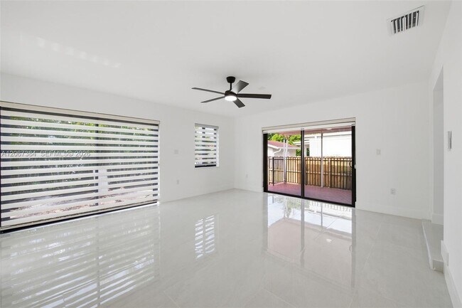 Building Photo - 5000 SW 5th Terrace