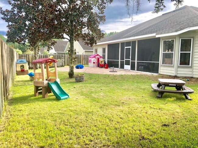 Building Photo - 4BR/2BA in Sorrento with large, fenced-in ...