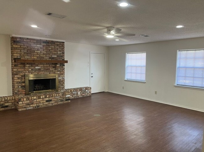 Building Photo - 2512 Lasalle Dr