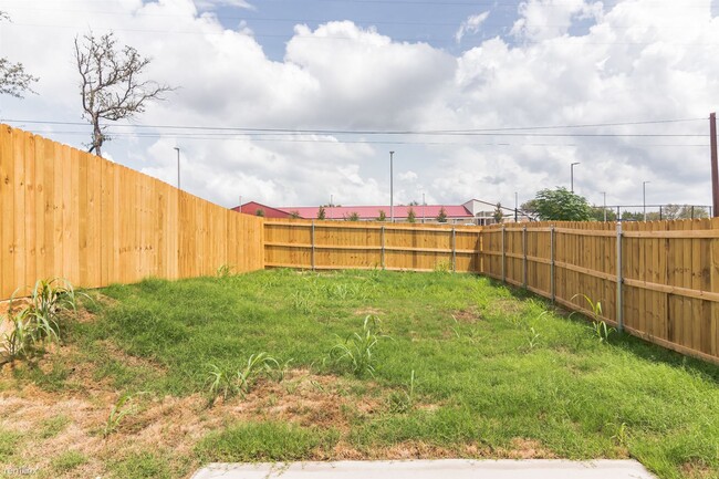 Building Photo - 3 br, 2.5 bath Townhome - 114 Peruna Drive