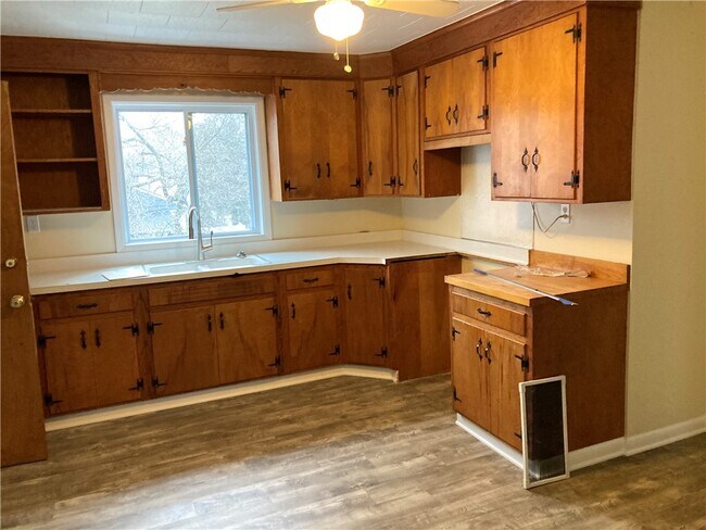 Building Photo - 326 E Linden Ave