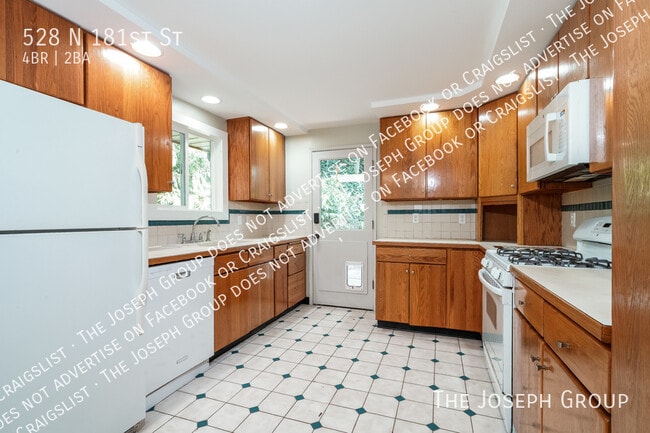 Building Photo - 528 N 181st St