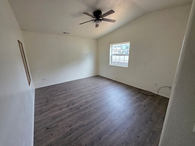 Building Photo - Large 3 bedroom 2 bath duplex. 1520 sq ft, vaulted ceilings