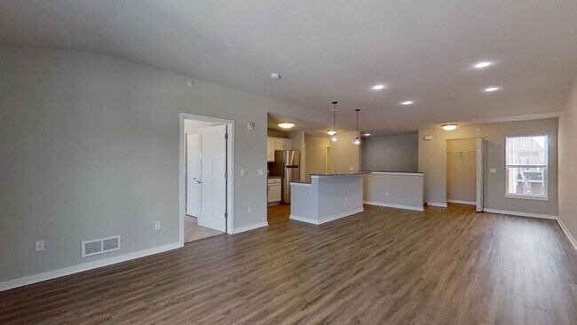 Building Photo - Condo Style Upper 2 Bedroom 1 Bathroom Apartment