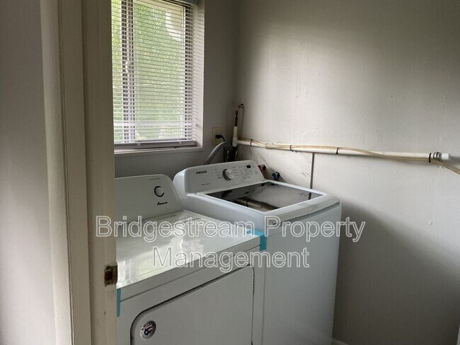 Building Photo - 7837 N Main St