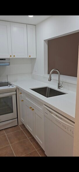 Building Photo - 11205 N Kendall Dr