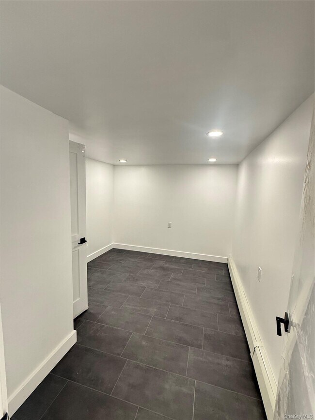Building Photo - 610 Laurelton Blvd