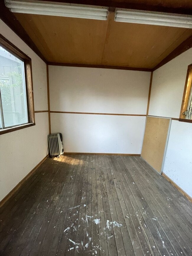 Building Photo - 3 Bedroom, 2 Bath Home On Quiet Street