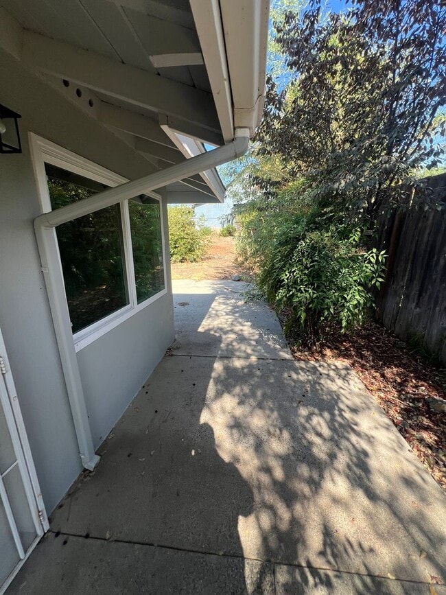 Building Photo - Oroville one bed one bath duplex for rent.