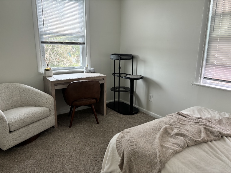 Building Photo - 946 Kenwood Rd