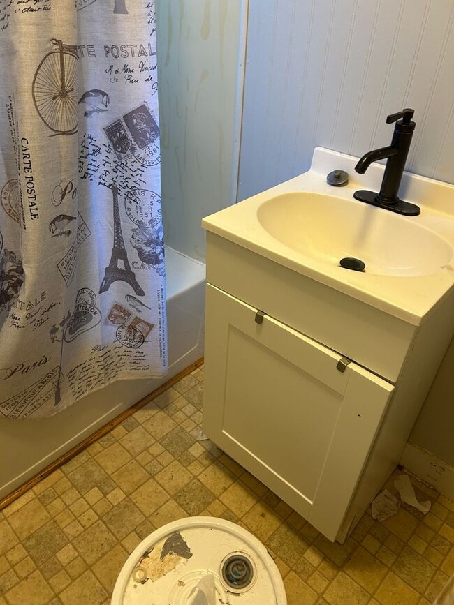 Building Photo - Owner-Financed 2 Bedroom Home – Bluefield, WV