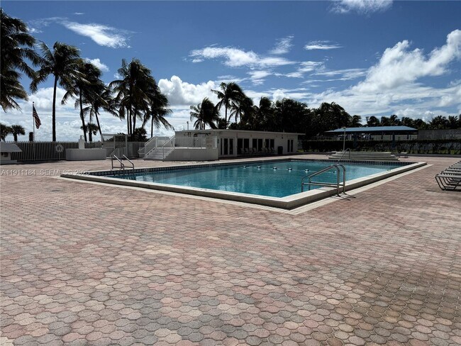 Building Photo - 5005 Collins Ave