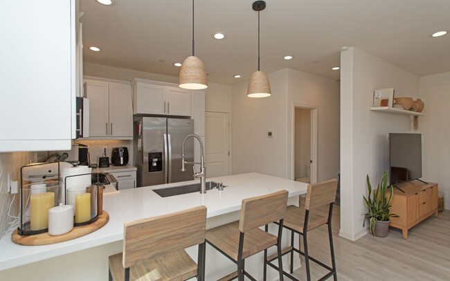 Building Photo - Large Corner-End Townhouse in Oceanside!