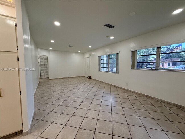 Building Photo - 561 W 39th St