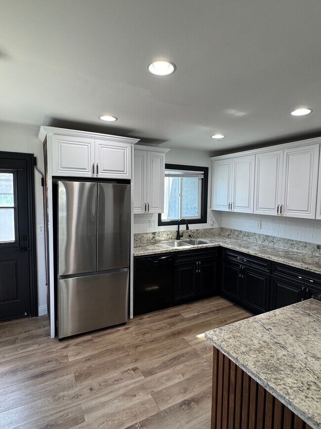 Building Photo - !! MOVE-IN SPECIAL !!  Bright Carson Front House Duplex with Modern Finishes