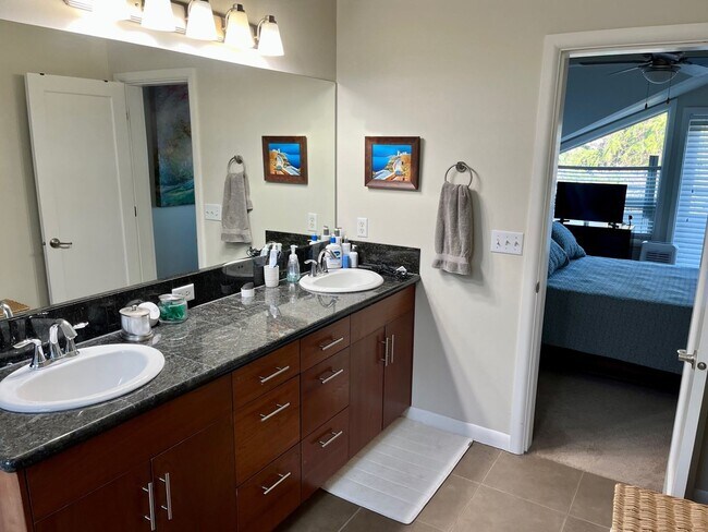 Building Photo - Queen Anne Townhome