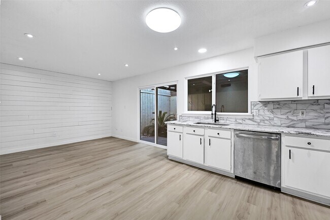 Building Photo - 12527 Wellington Park Dr