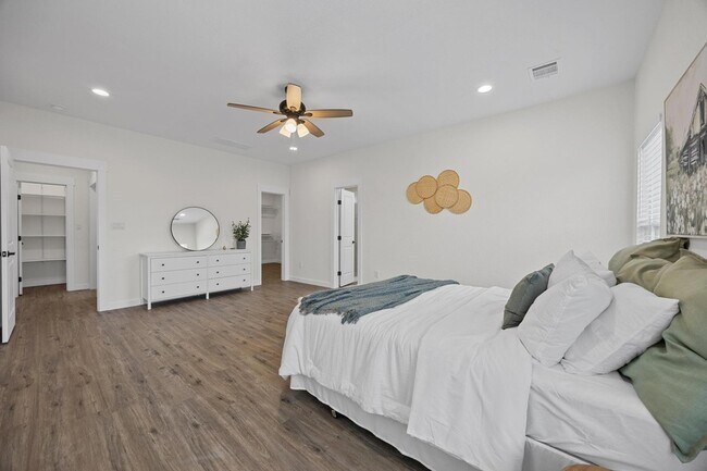 Building Photo - 17701 Village Dr