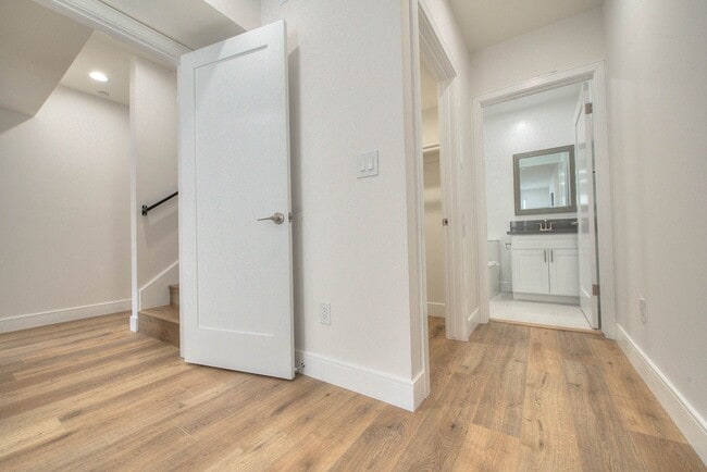 Building Photo - Luxury 2 & 4 Bed Townhomes in NoHo!